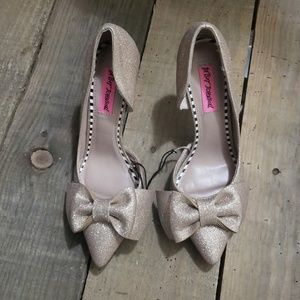 Betsey Johnson Gold Glitter Pointy Bow Heels 7